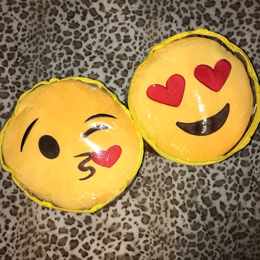 Emoji Blanket + 2 Pillows